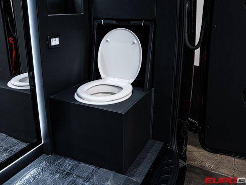 Used 2024 Mercedes-Benz Sprinter 3500 image 18