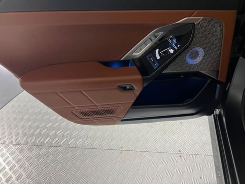 Used 2023 BMW 740i image 32