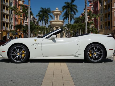 Used 2014 Ferrari California RWD image 5
