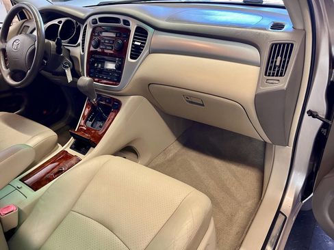 Used 2005 Toyota Highlander 4WD V6 w/ 3rd Row image 19