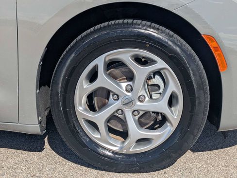 Used 2023 Chrysler Pacifica Limited FWD image 10