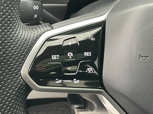 Used 2022 Volkswagen Tiguan SE R-Line image 29