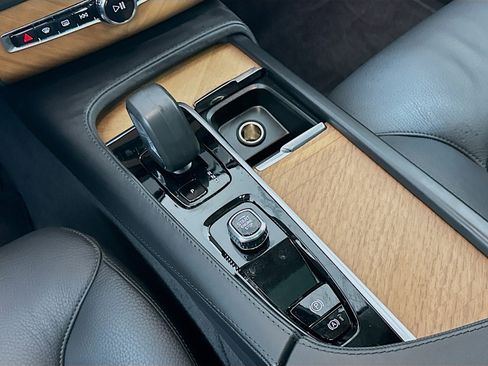 Used 2025 Volvo XC90 B6 Plus image 25