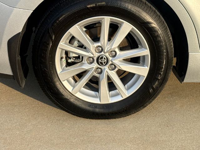 Used 2025 Toyota Camry LE w/ Convenience Package FWD image 9