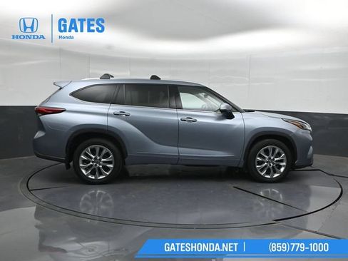 Used 2023 Toyota Highlander Limited AWD/4WD image 3