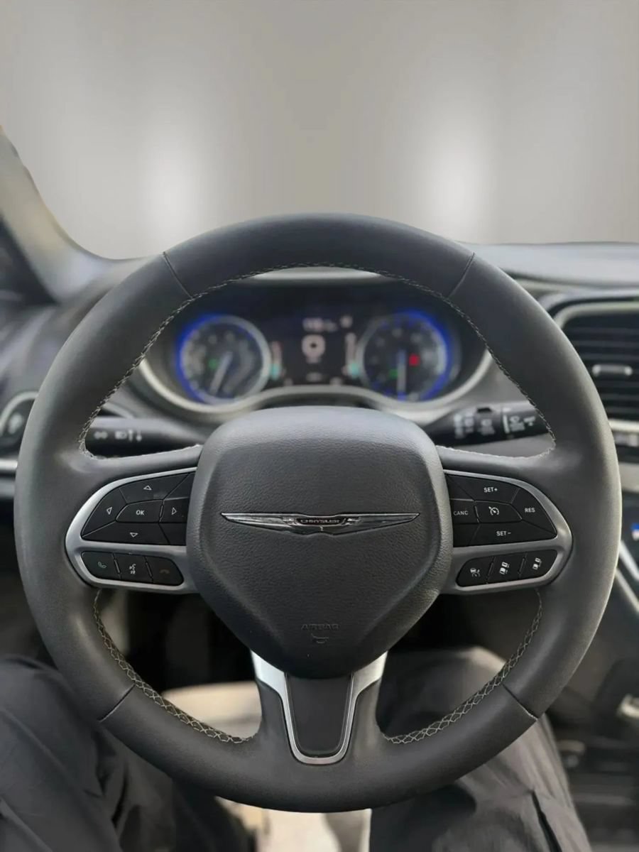 Used 2025 Chrysler Pacifica Select FWD image 13