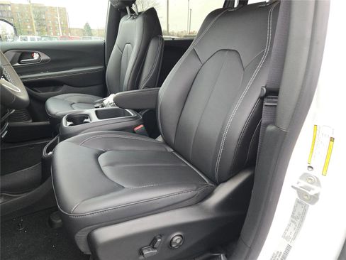 New 2026 Chrysler Pacifica Select image 28