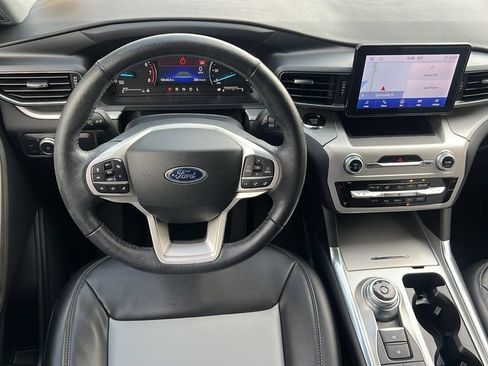 Used 2022 Ford Explorer XLT w/ Equipment Group 202A AWD/4WD image 13