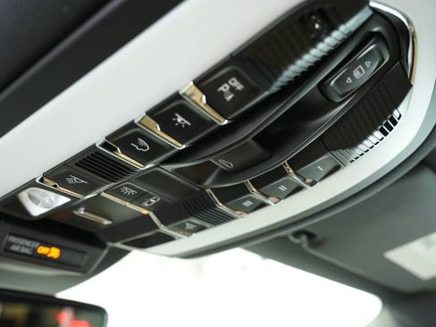 Certified 2025 Porsche Macan AWD/4WD image 36