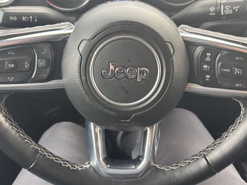 Used 2021 Jeep Gladiator Overland w/ Uconnect 4C Nav & Sound Group image 14