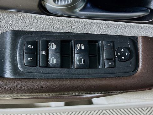 Used 2018 Chrysler Pacifica Touring-L Plus w/ Tire & Wheel Group image 19