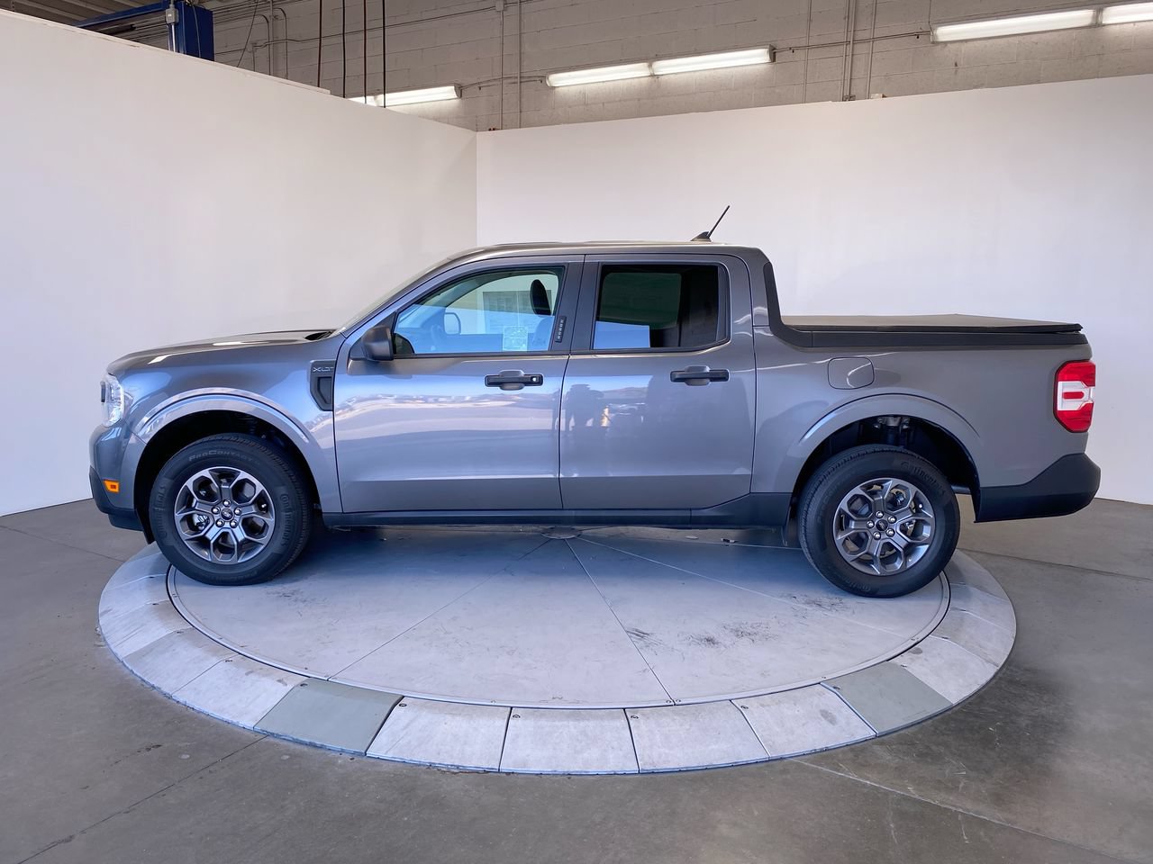 Used 2023 Ford Maverick XLT FWD image 2