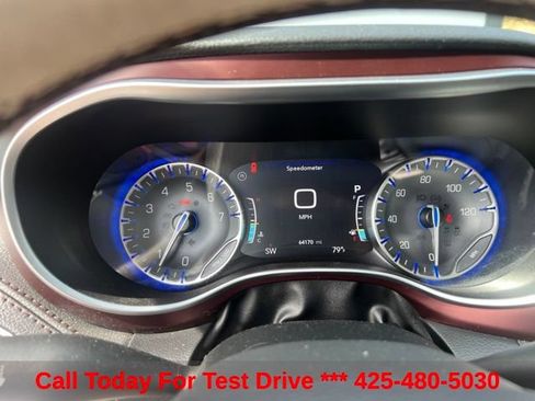 Used 2017 Chrysler Pacifica Limited w/ Tire & Wheel Group FWD image 32