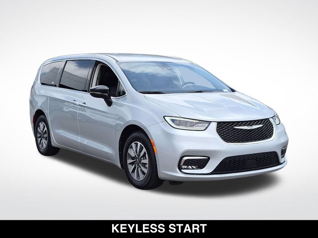 Used 2024 Chrysler Pacifica Limited FWD image 2