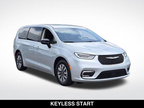 Used 2024 Chrysler Pacifica Limited FWD image 2