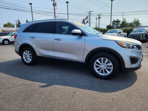 Used 2017 Kia Sorento AWD image 4
