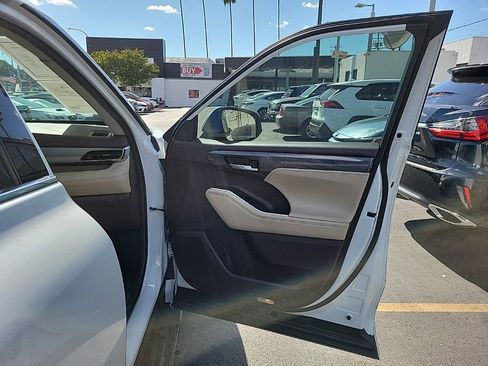 Used 2022 Toyota Highlander Platinum image 9