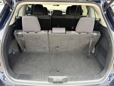 Used 2025 Toyota Highlander LE FWD image 30