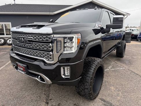 Used 2022 GMC Sierra 2500 Denali w/ Denali Black Diamond Edition AWD/4WD image 9