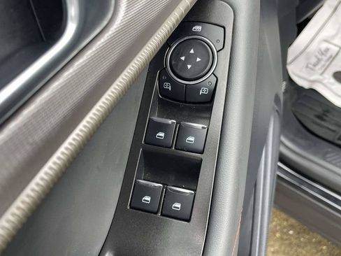 Used 2025 Ford Explorer Active w/ Active Comfort Package RWD image 16