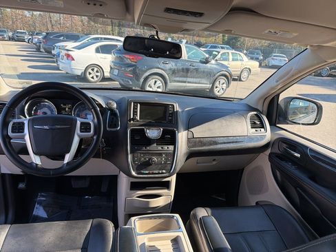 Used 2015 Chrysler Town & Country Touring image 26