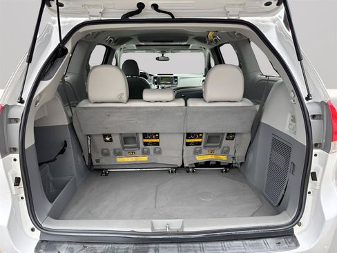 Used 2011 Toyota Sienna XLE w/ Premium Pkg FWD image 26