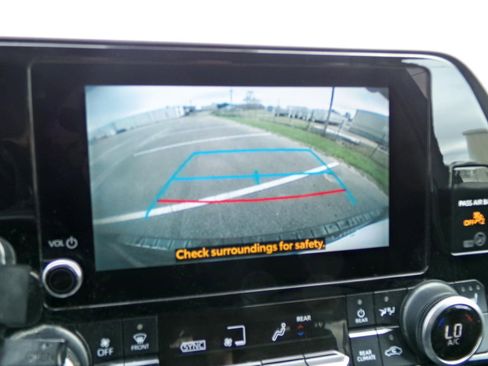 Used 2023 Toyota Highlander XLE image 10