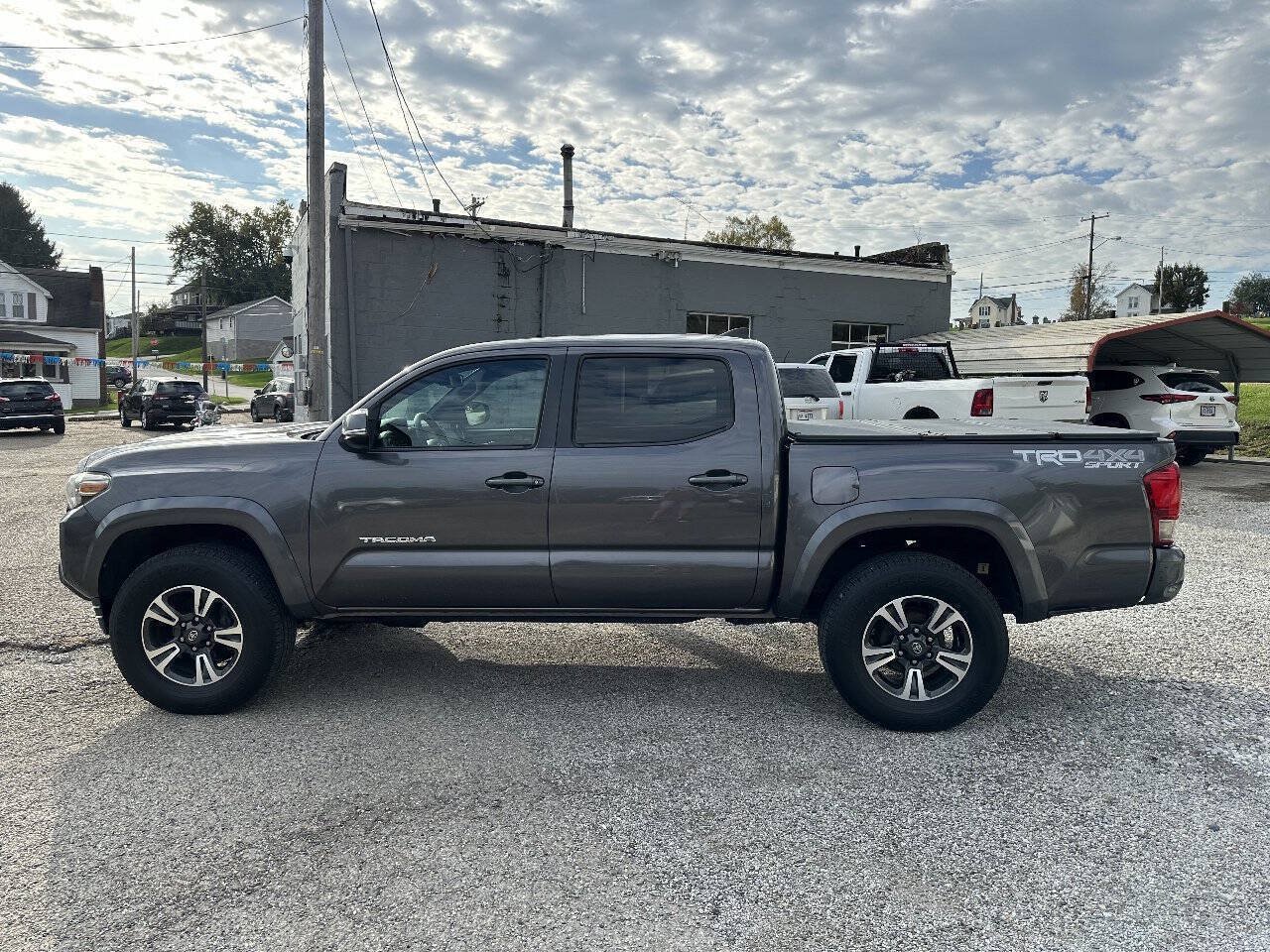 Used 2016 Toyota Tacoma TRD Sport w/ Towing Package AWD/4WD image 7