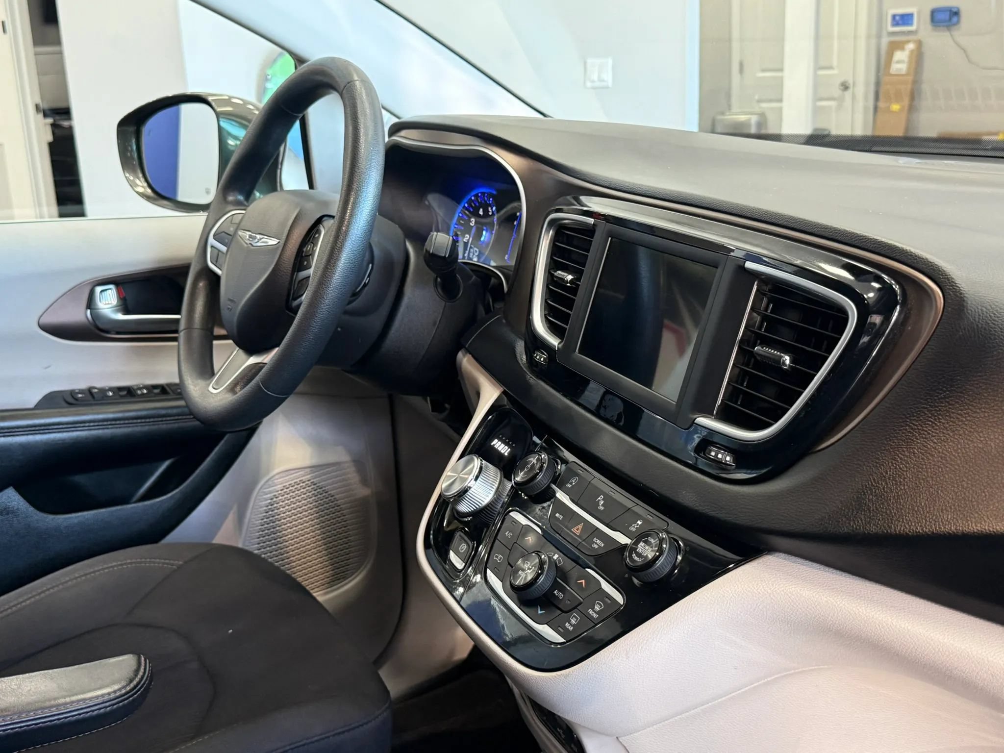 Used 2018 Chrysler Pacifica Touring Plus w/ Tire & Wheel Group FWD image 57