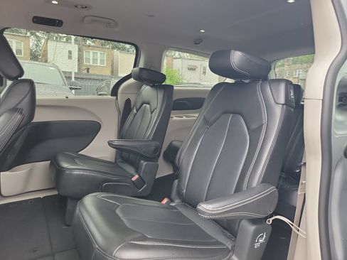 Certified 2024 Chrysler Pacifica Touring-L FWD image 10