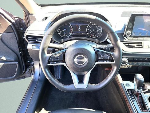 Used 2024 Nissan Altima 2.5 SR FWD image 16