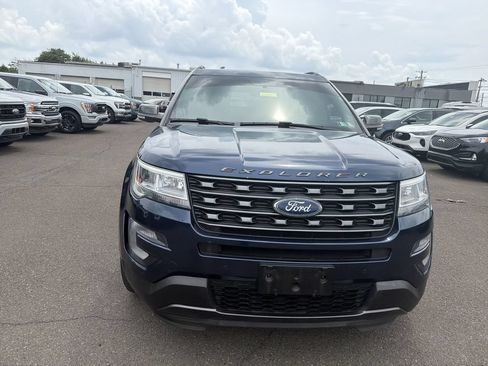 Used 2017 Ford Explorer XLT w/ Equipment Group 202A AWD/4WD image 8