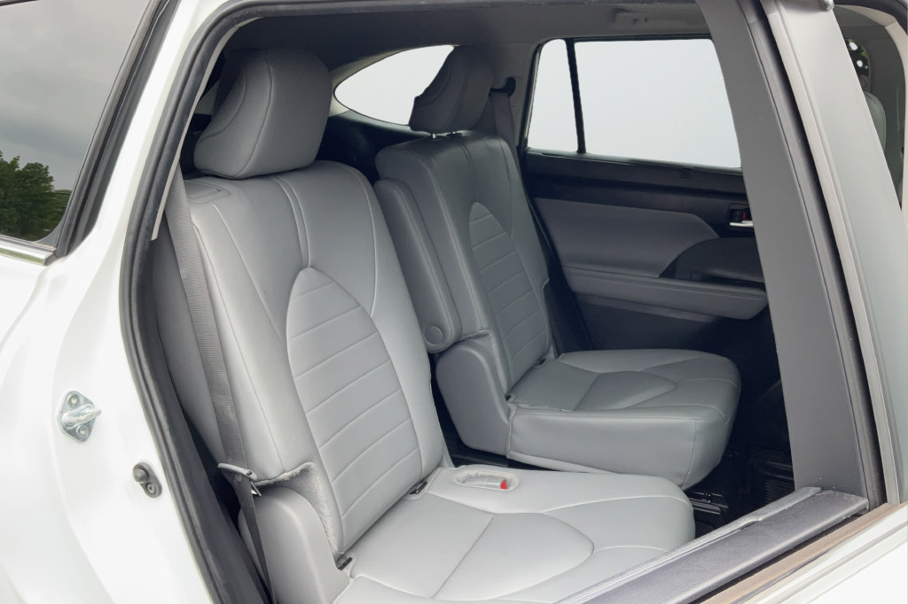 Used 2024 Toyota Highlander XLE FWD image 20