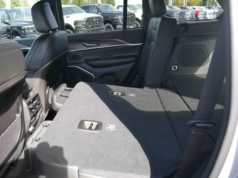 New 2025 Jeep Grand Cherokee Limited w/ Luxury Tech Group II image 12