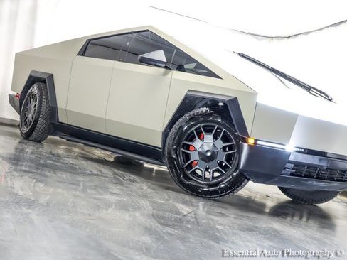 Used 2024 Tesla Cybertruck AWD Crew Cab image 4