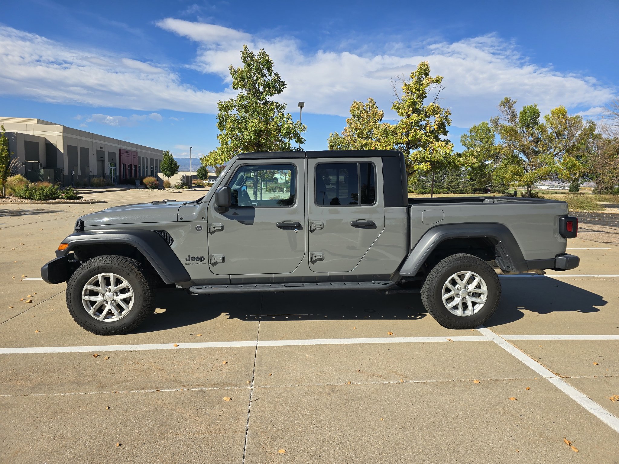 Used 2023 Jeep Gladiator Sport AWD/4WD image 2