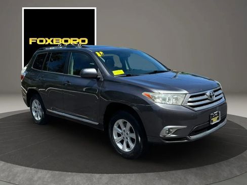 Used 2011 Toyota Highlander SE w/ Tow Pkg AWD/4WD image 3