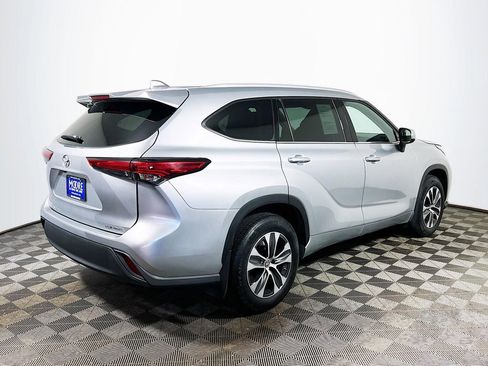 Used 2022 Toyota Highlander XLE AWD/4WD image 8