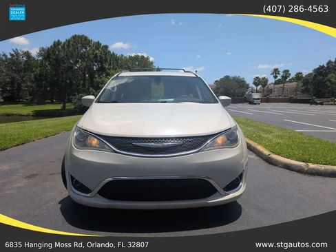 Used 2017 Chrysler Pacifica Touring-L Plus FWD image 8