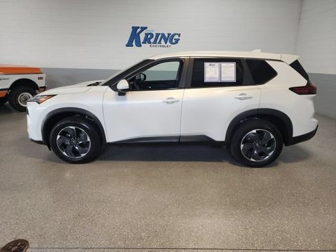 Used 2024 Nissan Rogue SV AWD/4WD image 2