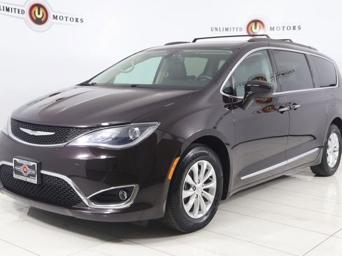 Used 2017 Chrysler Pacifica Touring-L image 5