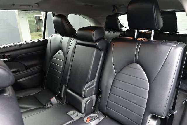 Used 2023 Toyota Highlander XLE AWD/4WD image 16