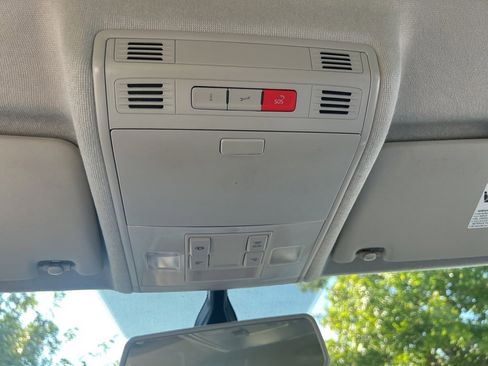 Used 2018 Volkswagen Tiguan SE image 32