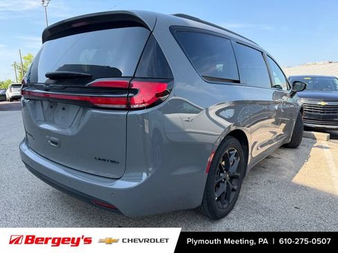 Used 2025 Chrysler Pacifica Limited FWD image 2
