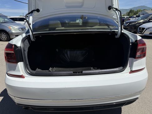 Used 2017 Volkswagen Passat 1.8T R-Line w/ R-Line Lighting Package FWD image 18