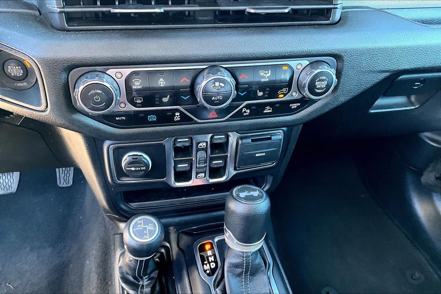 Used 2024 Jeep Wrangler Unlimited w/ Convenience Group AWD/4WD image 32