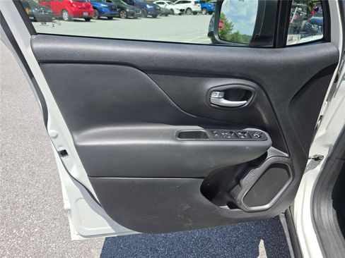 Used 2023 Jeep Renegade Latitude AWD/4WD image 18