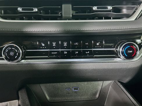 Used 2025 Chevrolet Equinox LT w/ Safety and Technology Package FWD image 24