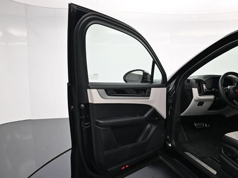 Certified 2026 Porsche Cayenne AWD/4WD image 16