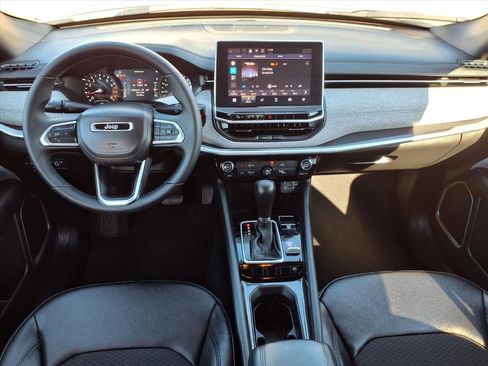 Used 2024 Jeep Compass Latitude image 4